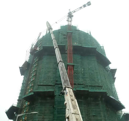 乌兰浩特吊车在工地上作业